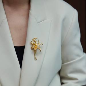 Broche de Perlas de Agua Dulce con Diseño de Flor en el Pecho, Estilo Palacio Chino Vintage, Joyería Versátil con Patrón Numérico - Product Image 4