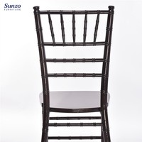 Chaises Chiavari en bois massif avec coussin – Durables pour mariages, villas et parcs