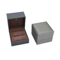 Boîte à bijoux lumineuse à LED, étui à bagues en cuir PU avec bouton poussoir et éclairage LED intégré pour pierres précieuses