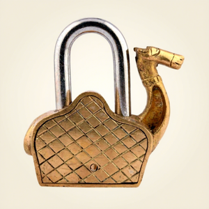 Cadenas en laiton orné en forme de chameau, serrure métallique vintage en forme d'animal avec gravure décorative et trou de serrure de style antique, décoration d'intérieur - Product Image 3