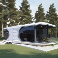 Maison-capsule spatiale moderne préfabriquée avec fenêtres panoramiques et terrasse extérieure pour complexe hôtelier panoramique