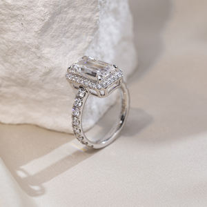 Anillo de Diamante Cultivado en Laboratorio con Corte Esmeralda en Oro de 18K, Joyería Messi MSR-1770 - Product Image 4