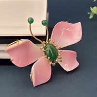 Broches romantiques en forme de papillon rose avec incrustations de jade et de perles pour femmes, à porter au quotidien