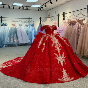 Robe de bal longue rouge Quinceañera Dy6980 avec dentelle dorée, appliques florales, volants, épaules dénudées et traîne chapelle pour anniversaire - Product Image 5