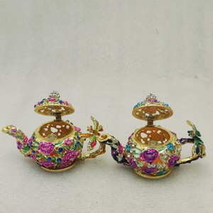 Figurine en métal émaillé de style vintage Yiwu Fashion sur boîte à bibelots en forme de théière, à charnières, peinte à la main, ornée de cristaux - Product Image 4