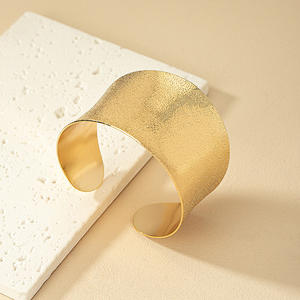 Bracelet manchette large martelé géométrique en acier inoxydable plaqué or 18 carats pour femme, style minimaliste et essentiel, vente en gros usine - Product Image 3