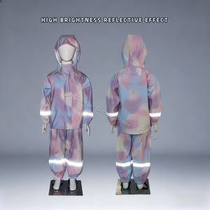 Completo Impermeabile da <span class=keywords><strong>Bambina</strong></span> con Giacca a Righe Riflettenti e Pantaloni con Cintura - Product Image 3