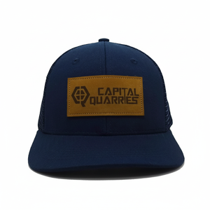 Gorra Trucker Estructurada de 6 Paneles al por Mayor en Azul Marino con Parche de Cuero, Malla Trasera Ajustable, Gorra de Moda Urbana para Exteriores - Product Image 1