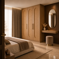 Système de placard encastré moderne Japandi en chêne clair et rotin avec porte cintrée pour chambre et villa
