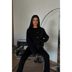 Ensembles de costumes noirs pour femmes avec détails boutonnés - Product Image 2