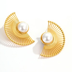 Boucles d'oreilles élégantes en forme d'éventail en plaqué or avec perles Boucles d'oreilles tendance pour femmes, bijoux élégants, cadeau - Product Image 2