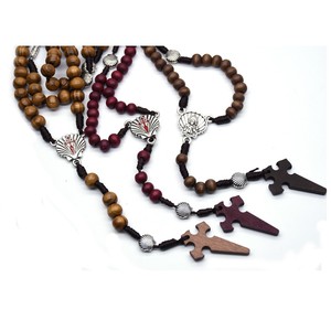 Collier chapelet en perles de bois avec pendentif croix coquillage, bijoux religieux faits à la main pour la prière et la mode - Product Image 5