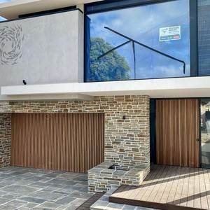<span class=keywords><strong>Porte</strong></span> de <span class=keywords><strong>garage</strong></span> <span class=keywords><strong>sectionnelle</strong></span> automatique isolée à grille verticale en bois, style moderne, <span class=keywords><strong>prix</strong></span> abordable, 16x7, <span class=keywords><strong>avec</strong></span> <span class=keywords><strong>porte</strong></span> piétonne latérale - Product Image 2