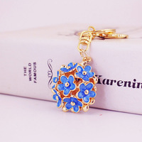 Porte-clés personnalisé petite marguerite, accessoire de sac pour femme, pendentif métallique, fleur à cinq pétales ajourée en 3D