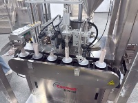 Machine de remplissage volumétrique compacte linéaire en acier inoxydable semi-automatique haute précision pour crème et miel, scelleuse de tubes de dentifrice