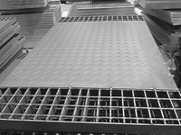 Grilles en acier composite soudées par transfert thermique, faciles à installer, antidérapantes, durables, ventilées et translucides, pour plateformes pétrolières