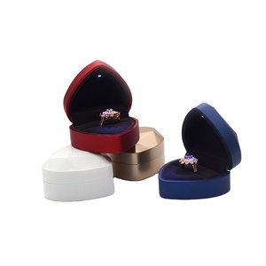 LED Vòng Hộp Trái Tim Màu Tím Nhung Hộp Trái Tim Vòng Hộp Đồ Trang Sức Vòng Hoa Trái Tim - Product Image 1