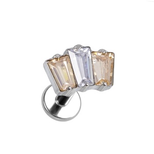 Piercing <span class=keywords><strong>labret</strong></span> vertical en titane plaqué argent 16g avec zircon cubique rectangulaire à filetage interne - Product Image 4