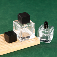 Bouteilles de parfum en verre cube de couleur personnalisée de 30ml 50ml 100ml tailles avec bouchon carré en bois et joint de pulvérisateur à pompe