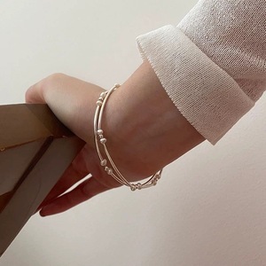 สร้อยข้อมือมุกสองชั้นเงินแท้ S925 สำหรับผู้หญิง สวมใส่ได้ทุกวัน เครื่องประดับมุกเทียมสีขาว - Product Image 2