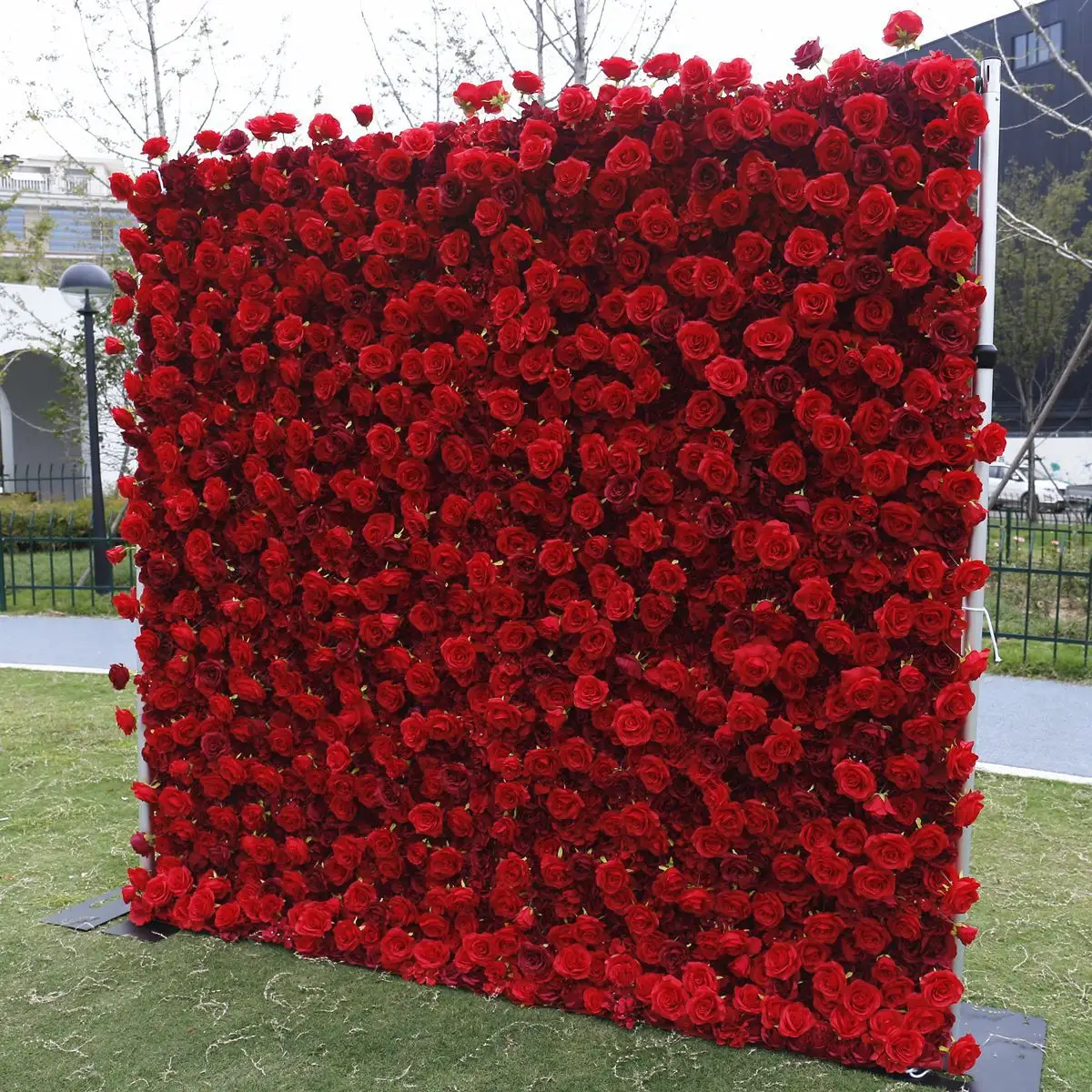 Parete di fiori artificiali in seta 3d bordeaux per decorazione di nozze tessuto retro Roll Up rosa rossa muro di fiori