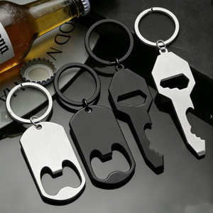 Porte-clés décapsuleur multifonctionnel en acier inoxydable personnalisé, porte-clés de voiture créatif et élégant, outil portable d'extérieur pour hommes. - Product Image 1
