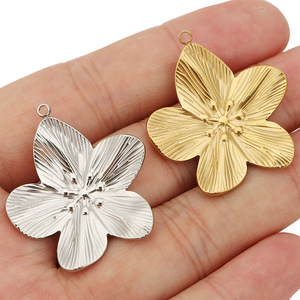 Pendentif Fleur en Acier Inoxydable Plaqué Or à Cinq Pétales, Composant de Bijoux pour la Fabrication de Boucles d'Oreilles et Colliers DIY, Vente en Gros - Product Image 4