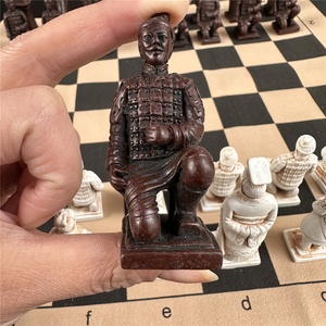 Set di Scacchi 3D Guerrieri di Terracotta in Resina, Grande Scacchiera con Modellazione di Vecchi Caratteri, Gioco per Regalo di Natale e Halloween - Product Image 1