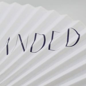 พัดกระดาษพิมพ์ลายคุณภาพสูงแบบกำหนดเอง พร้อมโครงไม้ไผ่ - Product Image 4