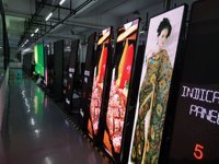 Écran LED numérique portable pour centre commercial, écran miroir LED sur pied P2.5, affichage numérique et signalétique