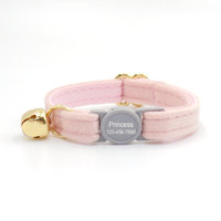 Collier pour animaux de compagnie en velours avec nœud papillon mignon et boucle de sécurité gravée – Vente en gros