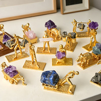 Statuette de mineur en métal doré avec pierre brute de cristal naturel, statue créative de la richesse et du découverte pour la décoration de la maison, du bureau ou du bureau de travail