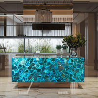 Planche de comptoir de cuisine ou de bar en quartz apatite bleu naturel de luxe sur mesure, rétroéclairée