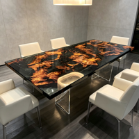 Table à manger de luxe en bois de teck ambré noir brillant avec résine époxy, pieds en acrylique transparent, table rivière pour villa et hôtel