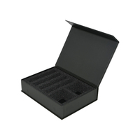 Boîte rigide magnétique en papier noir mat avec gaufrage à l'or personnalisé pour l'emballage de flacons d'huiles essentielles et de cosmétiques, avec insert en mousse