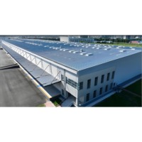 Entrepôt logistique moderne en acier avec puits de lumière ventilés - Bâtiment préfabriqué pour atelier et stockage dépendant de la lumière