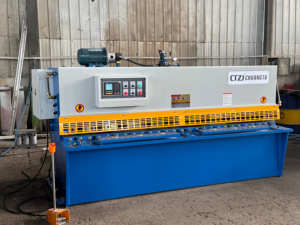 <span class=keywords><strong>Cisaille</strong></span> hydraulique oscillante entièrement automatique de 4 mm <span class=keywords><strong>d</strong></span>'épaisseur avec moteur 4 kW et banc de travail à roulements à billes pour acier inoxydable à faible teneur en carbone - Product Image 5