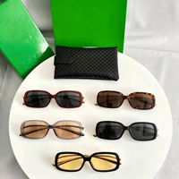 Lunettes de soleil carrées rétro unisexes tendance avec verres dégradés rouges, montures métalliques pleines, protection UV400, verres en PC
