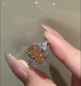 Anillo de Compromiso Clásico de Tres Piedras con Corte Radiante de Diamante Rosa Moissanite Chapado en Oro sobre Plata 925, Halo Oculto de Diamantes Blancos para Mujer - Product Image 2