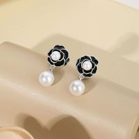 Boucles d'oreilles tendance en forme de fleur de camélia pour femme, imitation perles, incrustation de coquillages, plaqué argent rhodié, pierre principale en nacre, ne se décolore pas