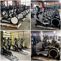 Appareil elliptique de cardio-training avec poignées mobiles et console numérique pour un entraînement complet du corps et une remise en forme en intérieur