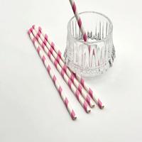 Paille en papier biodégradable rayée rouge et blanche pour boire du cola
