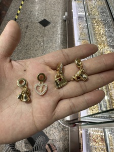 Abalorio colgante de latón chapado en oro de 18k para niños, de moda, con diseños de <span class=keywords><strong>Fe</strong></span> Be Free, tapa de botella de refresco, mascota, gato, avión, maleta, deslizador de viaje y pulsera - Product Image 3