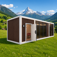 Cabane de loisirs préfabriquée directement de l'usine avec extérieur à lattes et mur entièrement vitré pour la conception de projets de terrasses et d'aménagements paysagers