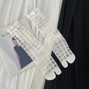Chaussettes Tabi Jingwen OEM Oeko Tex100 en dentelle cœur, à volants, en maille, à deux orteils, mignonnes, à rayures verticales, transparentes, à orteils fendus - Product Image 4