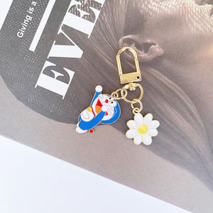 Cartoon schattig anime <span class=keywords><strong>Dora</strong></span> ontwerp metalen sleutelhanger met hanger tas rugzak voor kinderen promotionele geschenken decoratie sleutelring - Product Image 5