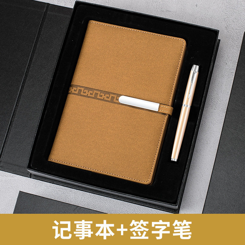 Set de dos piezas: cuaderno con hebilla larga + bolígrafo de firma dorado.