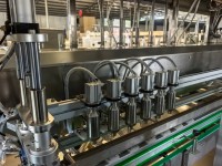 Machine de remplissage de détergent liquide à grande vitesse linéaire servo pour bouteilles en PET, en verre et bidons de shampoing, pour produits chimiques quotidiens