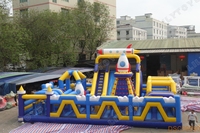 Château gonflable multifonctionnel avec toboggan et trampoline, idéal pour les festivals