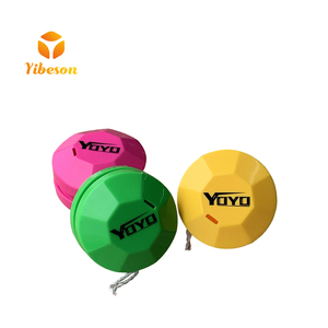Vente en gros de mini yo-yo pour enfants, yo-yo classique à surface polygonale de couleur unie brillante, petit yo-yo à manivelle, jouet de jeu de balle - Product Image 1